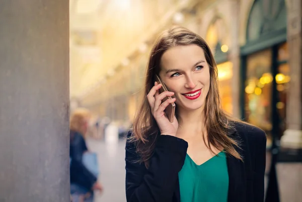 Sonriente mujer phoening —  Fotos de Stock