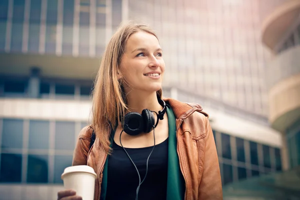 Mujer en la ciudad con un café —  Fotos de Stock