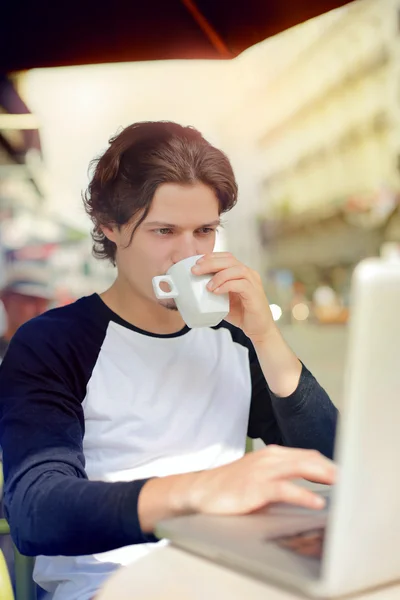 Uomo di fronte al suo computer portatile — Foto Stock