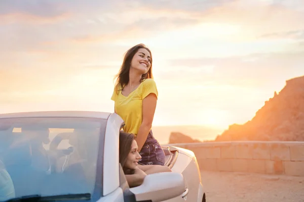 Meisjes in een cabrio — Stockfoto