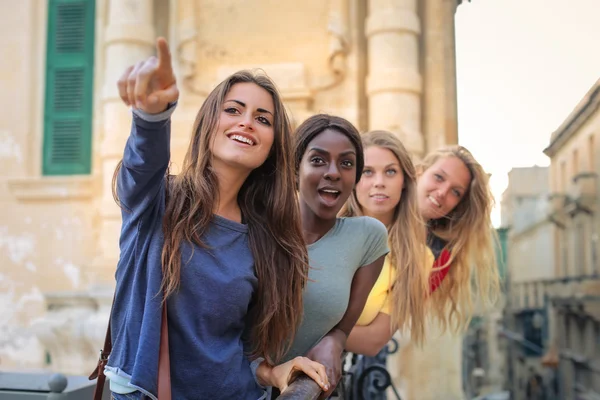 Vier Frauen in der Stadt — Stockfoto