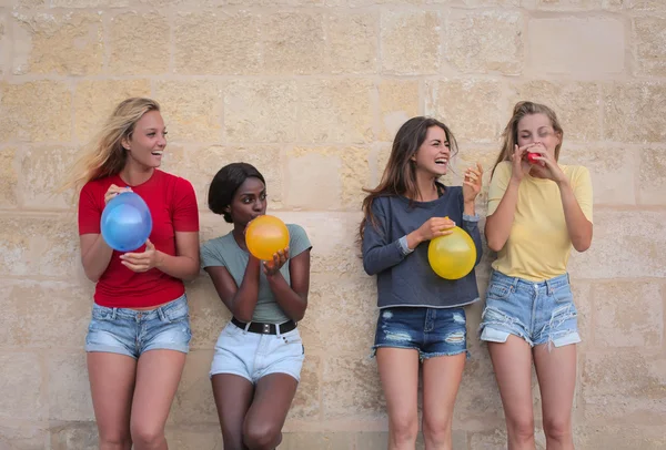 Quattro donne in città — Foto Stock