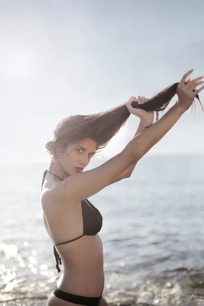 Femme aux cheveux longs sur la plage — Photo