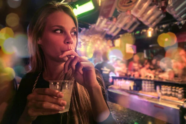 Femme avec une coctail — Photo