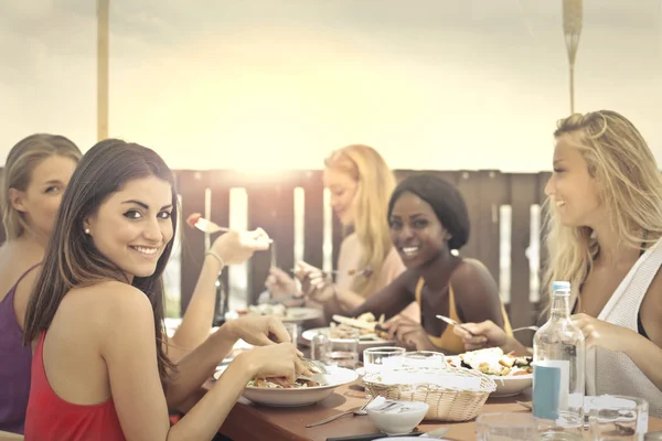 Vrienden tijdens het diner — Stockfoto