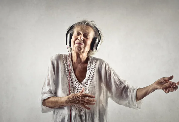 Yaşlı kadın dans — Stok fotoğraf