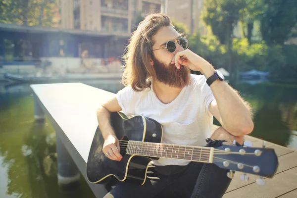 Homem na cidade com uma guitarra — Fotografia de Stock