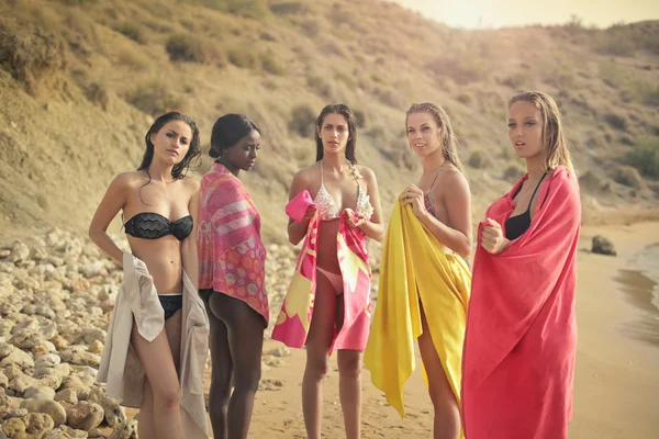 Mujeres en la playa — Foto de Stock