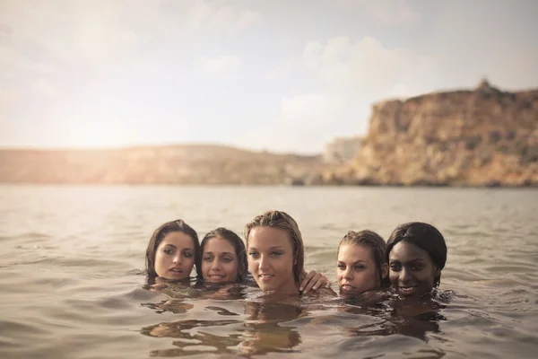 Chicas en el mar — Foto de Stock