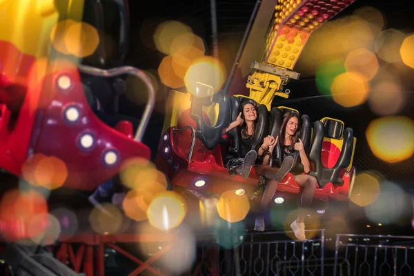 Amigos en el parque de atracciones —  Fotos de Stock