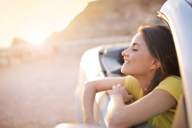 Kadın arkasına bir araba