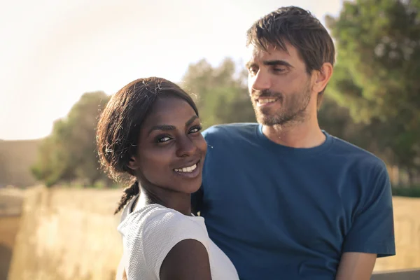 Amigos sorrindo um para o outro — Fotografia de Stock