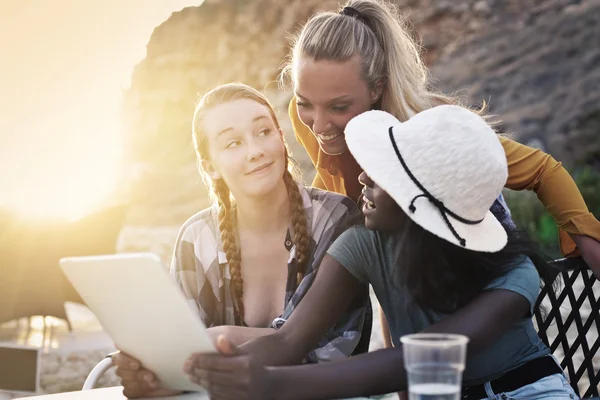 Mulheres jovens com um tablet — Fotografia de Stock