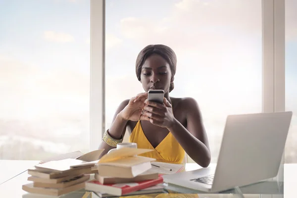 Jeune femme tapant sur son téléphone — Photo