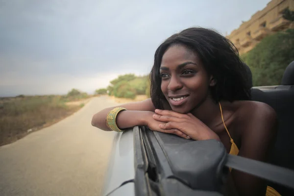 Zwarte vrouw onderweg — Stockfoto
