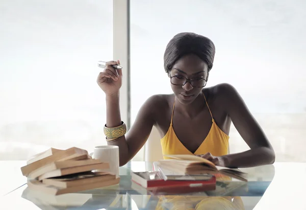 공부 하는 흑인 여성 — 스톡 사진