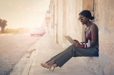 kadın sokakta bir dizüstü bilgisayar ile