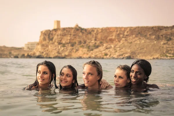 Cinq fille dans l'eau — Photo