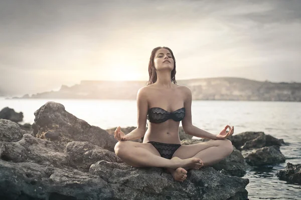 Meditar en la playa — Foto de Stock