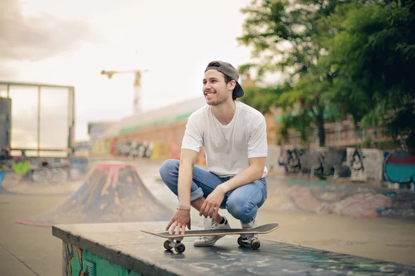 Homme dans un parc de skateboard — Photo