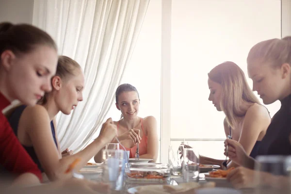 Vrouwen eten diner — Stockfoto