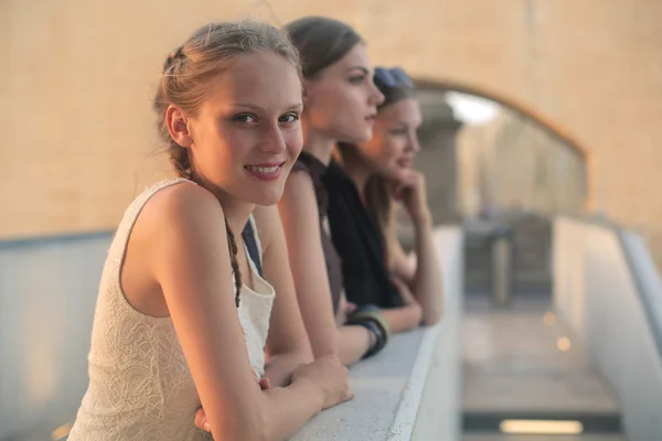 Meninas olhando o pôr do sol — Fotografia de Stock