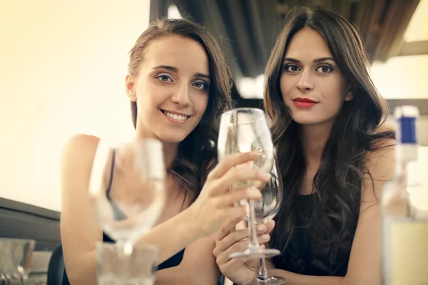 Mladé ženy pijící víno — Stock fotografie
