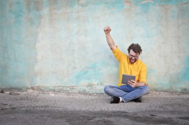 onun tableti ile gülümseyen adam