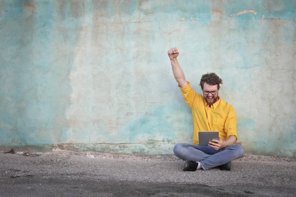 Man met zijn tablet — Stockfoto