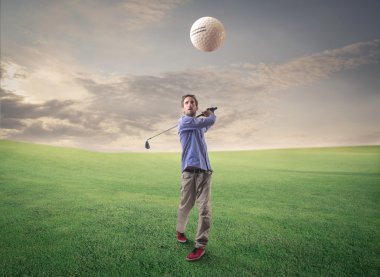 Golf oynayan adam.