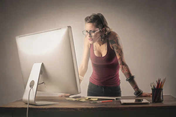 Стоящая женщина с компьютером — стоковое фото