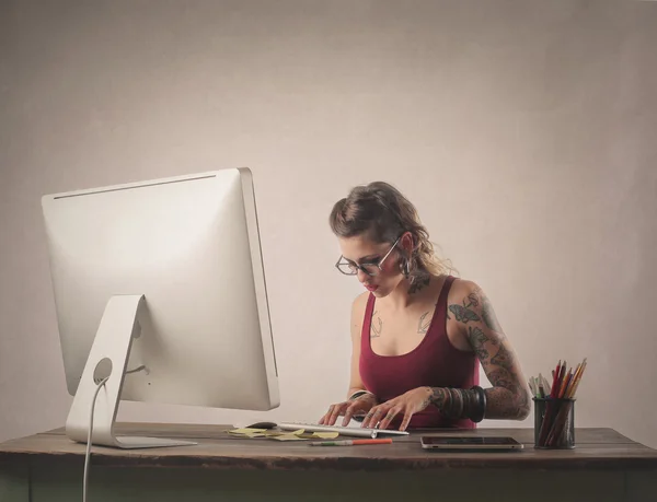 La mujer está escribiendo — Foto de Stock