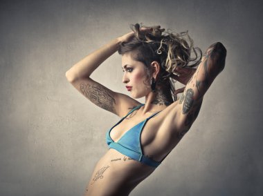 tattoed kadın iç çamaşırı