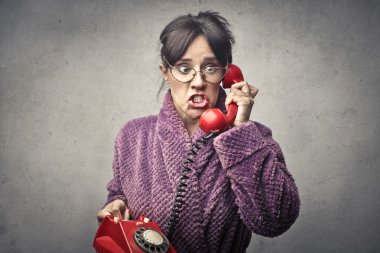 bir telefon ile kızgın kadın