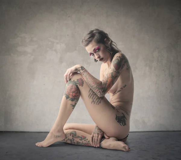 Tatooed nő ül — Stock Fotó