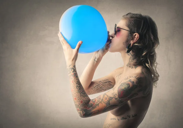 Tätowierte Frau mit Luftballon — Stockfoto