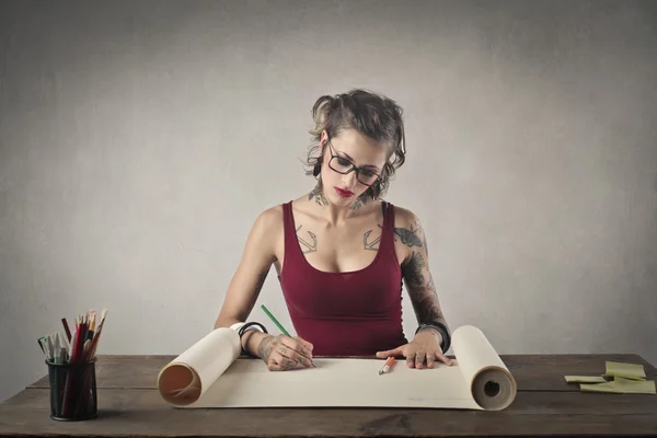 写作纹身的女人 — 图库照片