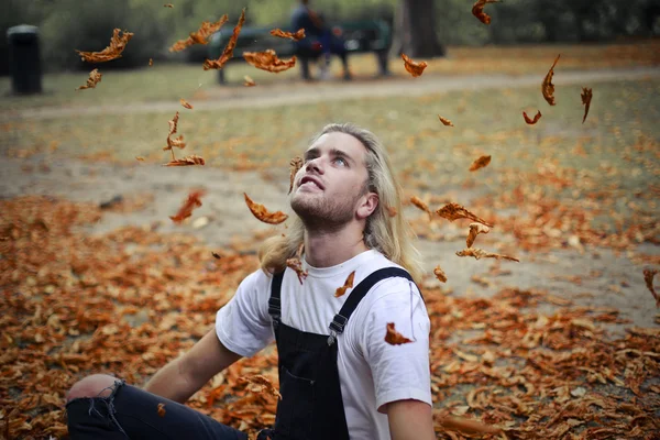 Spela med blad — Stockfoto