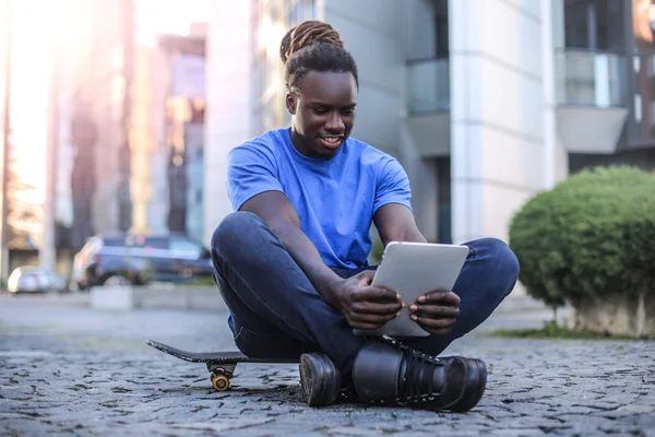 Eu, meu skate e meu tablet — Fotografia de Stock