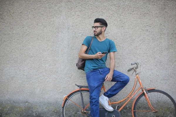 彼の自転車の少年 — ストック写真