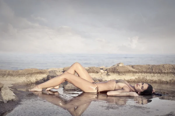 Sexy vrouw in het water — Stockfoto