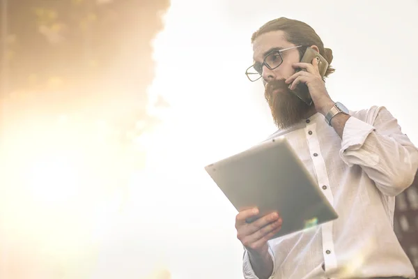 Man praten over deze telefoon — Stockfoto