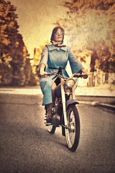 Frau im Retro-Stil auf einem Motorrad — Stockfoto