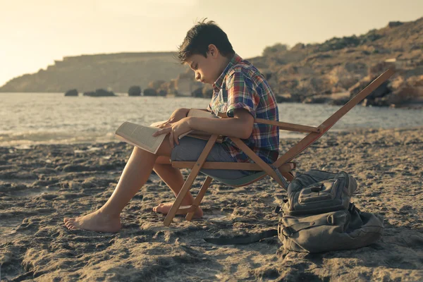 Garçon lisant un livre — Photo