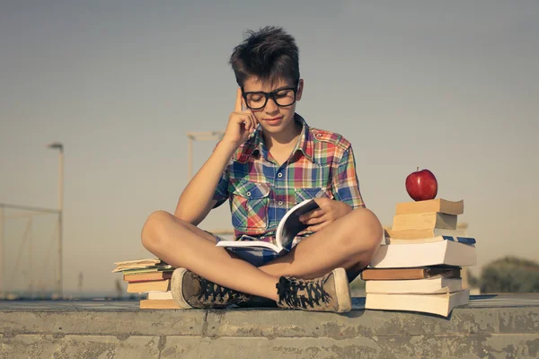 Garçon étudiant à partir de livres — Photo