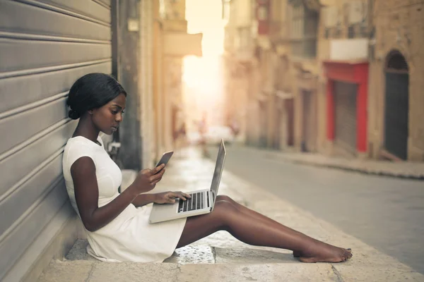 Mulher na cidade com um laptop — Fotografia de Stock