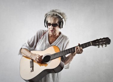 bir gitar ile everyoung Bayan