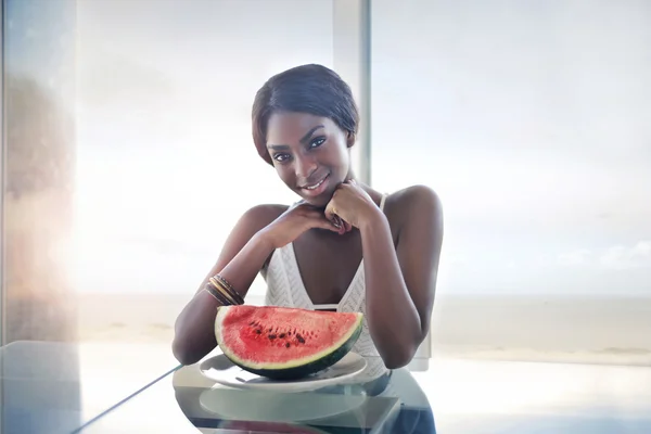 Frau mit Wassermelone — Stockfoto