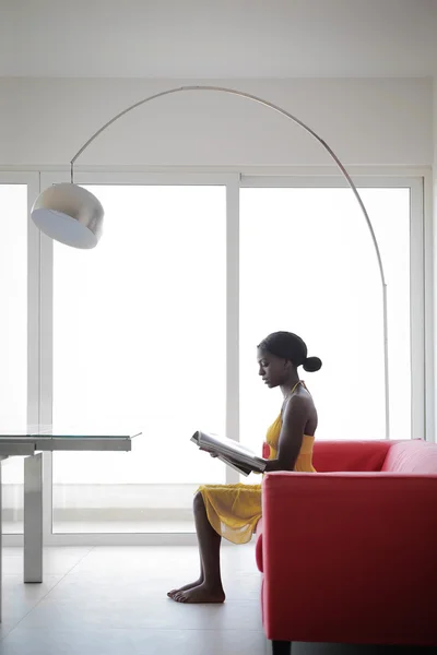 Mujer está leyendo en casa —  Fotos de Stock