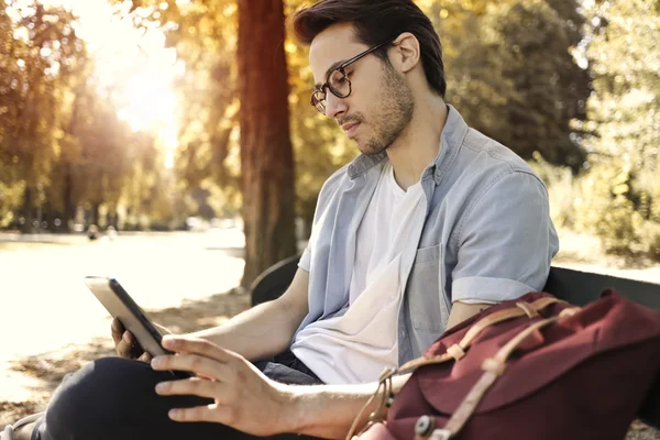 Jovem com um tablet — Fotografia de Stock